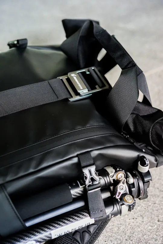 相机背带连接在包的前部