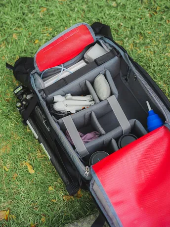 草地上一个手提箱