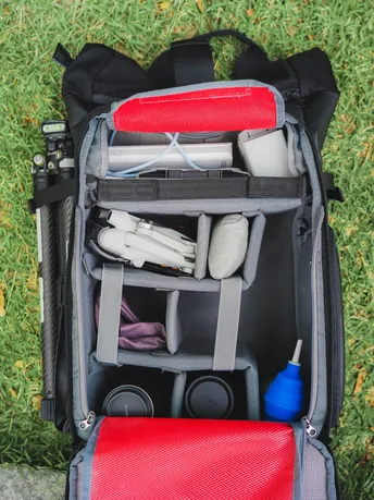 一个黑色的背包 里面装着各种物品。