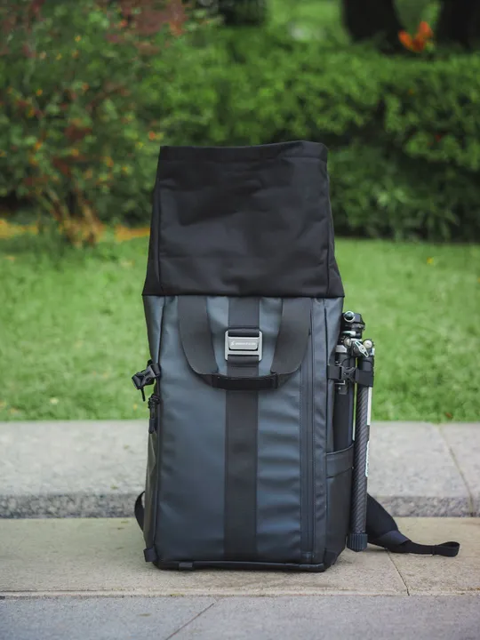 一个黑色行李袋坐在人行道上