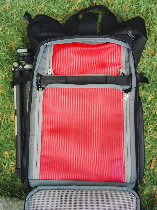 草地上一个红色的行李袋