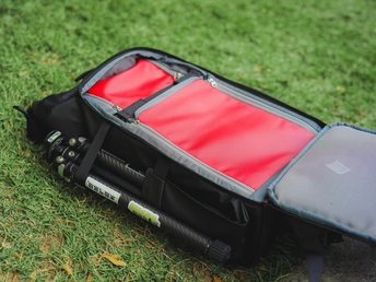 一个黑色手提箱坐在绿色的田野上