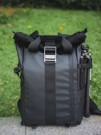 一个带蝴蝶结的黑色行李包