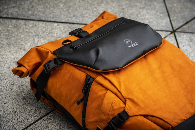 橙色的背包坐在橙黑色的包上