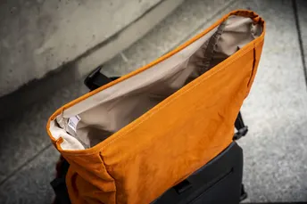 一只橙色的袋子坐在一个橙色的箱子上