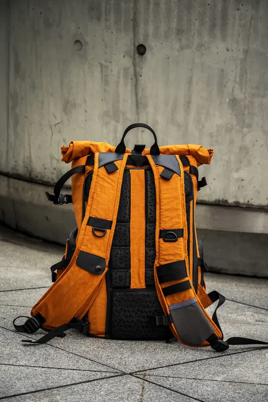 一个橙色的背包坐在混凝土地板上