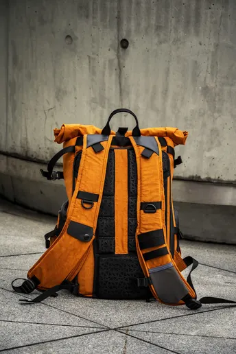 一个橙色的背包坐在混凝土地板上