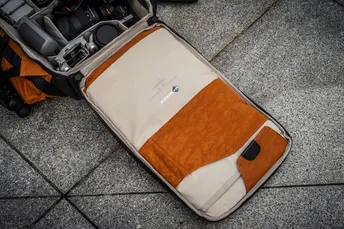 打开的箱子坐在地板上 旁边是另一个包。