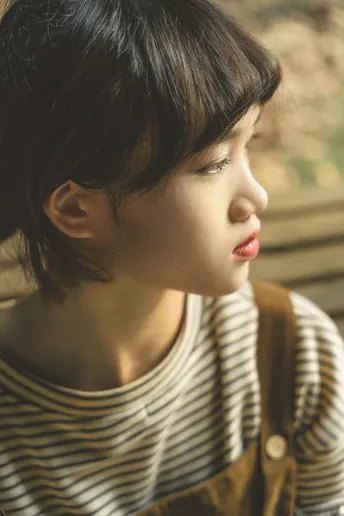 一个年轻女孩正在窗口向外看