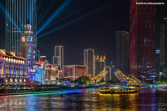 夜晚点亮的城市 前景是河流。