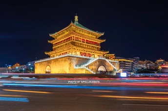 夜晚的故宫夜景 有车辆经过 故宫的塔楼在背景中。