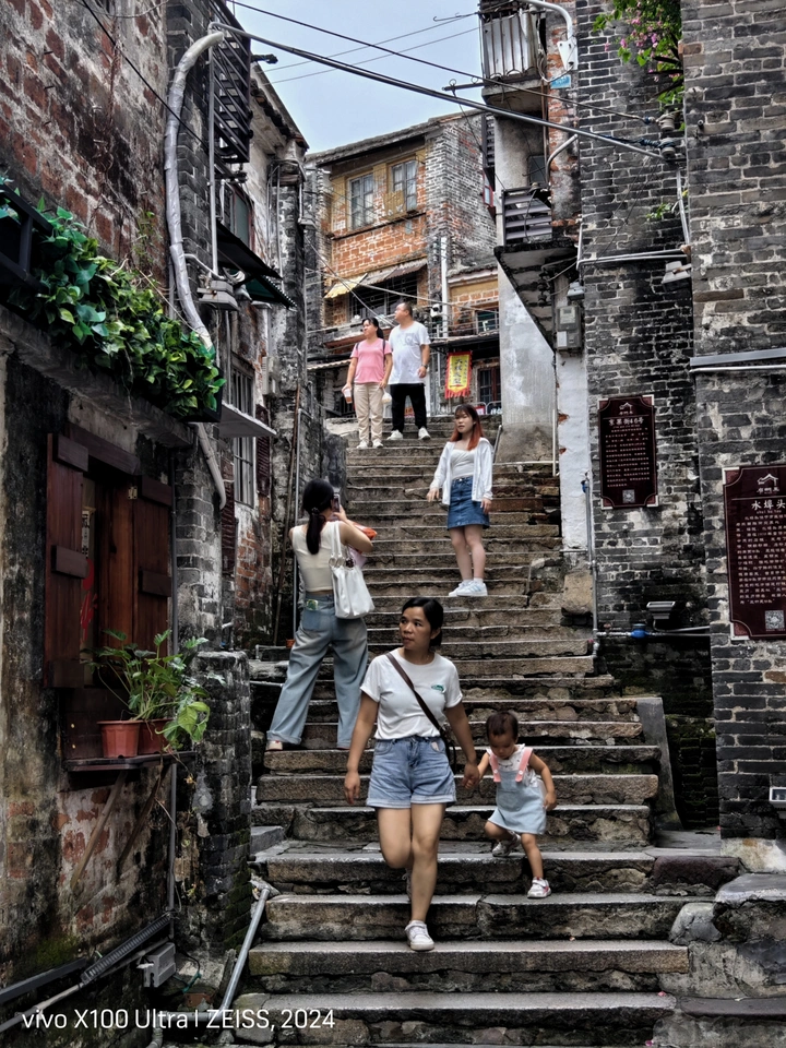 网红打卡地三十三墟街