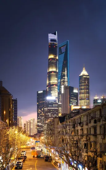 夜晚的城市街道 车水马龙 天际线上的高楼大厦。