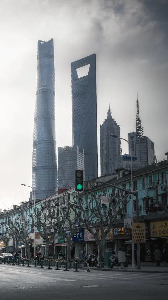一条在大城市中的街道 有汽车和高层建筑。
