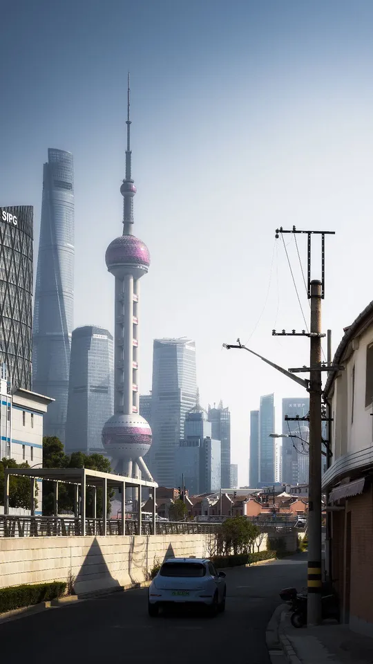 一条街道上停满了汽车 两侧是高楼大厦 天际线上有摩天大楼。