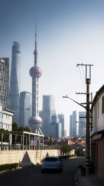 一条街道上停满了汽车 两侧是高楼大厦 天际线上有摩天大楼。