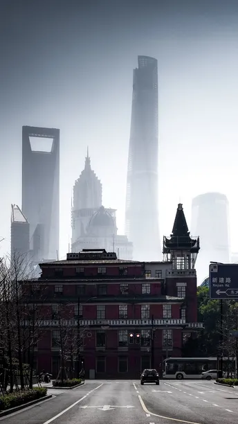 在雾气缭绕的城市中 一条道路和高楼大厦。