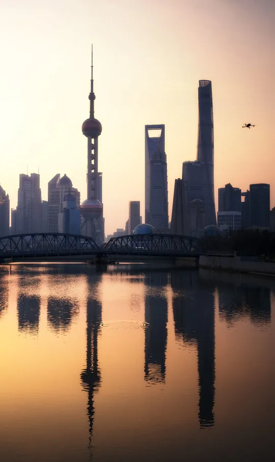 夕阳下的城市天际线 摩天大楼 建筑和一座跨湖大桥。