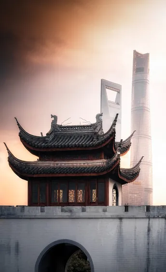 城市中的一座高塔 前景中有桥和其他结构。