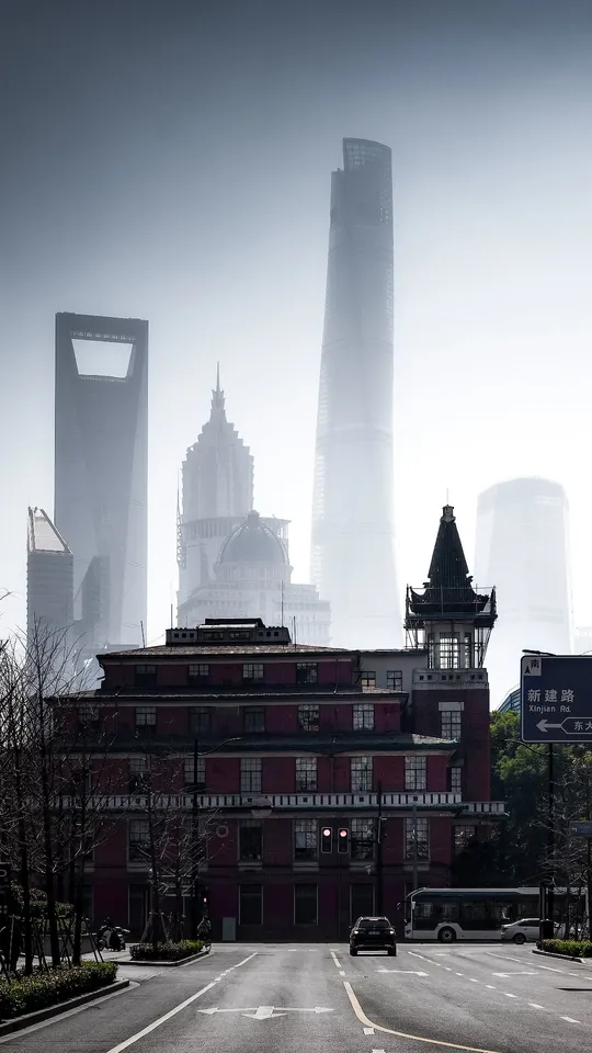 在雾气缭绕的城市中 一条道路和高楼大厦。