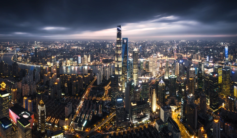 夜晚的城市景观 有发光的摩天大楼和其他建筑