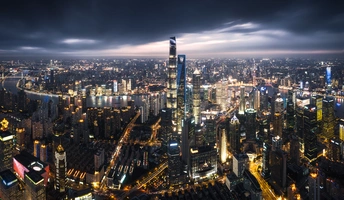 夜晚的城市景观 有发光的摩天大楼和其他建筑