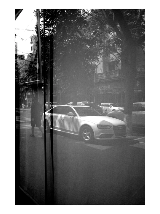 停在街上的汽车的黑白照片