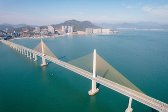 城市跨度的桥梁 aerial view