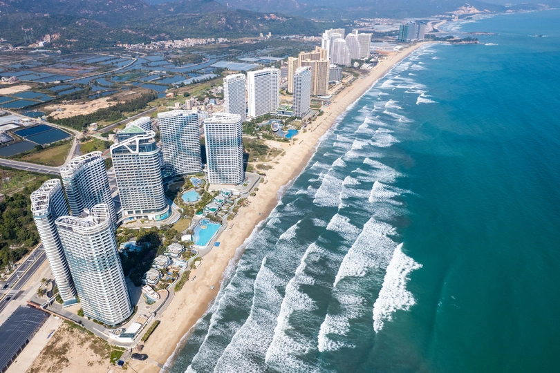 城市、海滩和海洋的空中视角