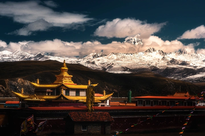 塔公寺与雅拉雪山