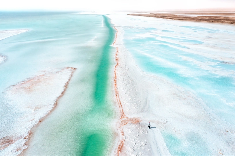 空中俯瞰的翡翠色水池