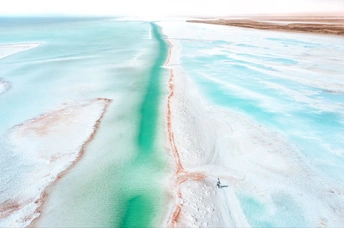 空中俯瞰的翡翠色水池