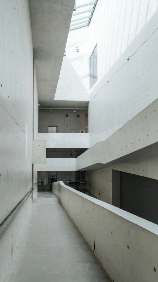 建筑的庭院由混凝土制成 允许光线进入建筑。