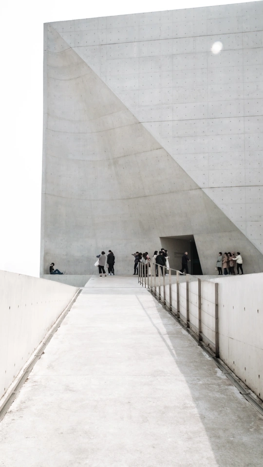 带有混凝土墙壁的建筑和人们滑板