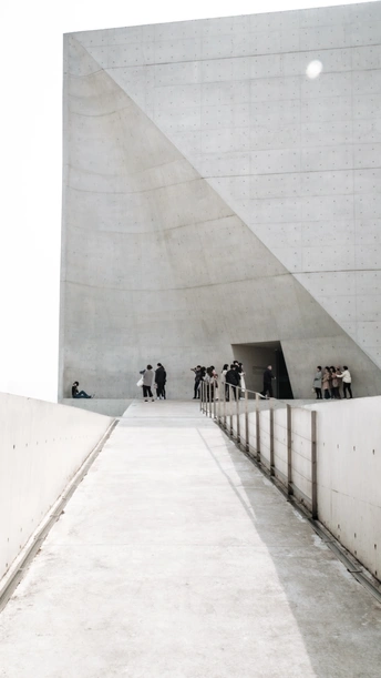 带有混凝土墙壁的建筑和人们滑板