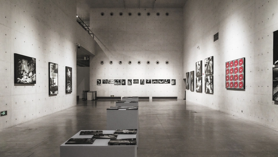 博物馆里的一面带有艺术作品的墙的照片 由<人名>拍摄