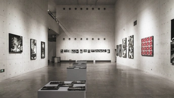 博物馆里的一面带有艺术作品的墙的照片 由<人名>拍摄