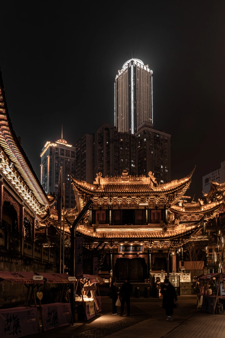 古今碰撞.重庆罗汉寺夜景