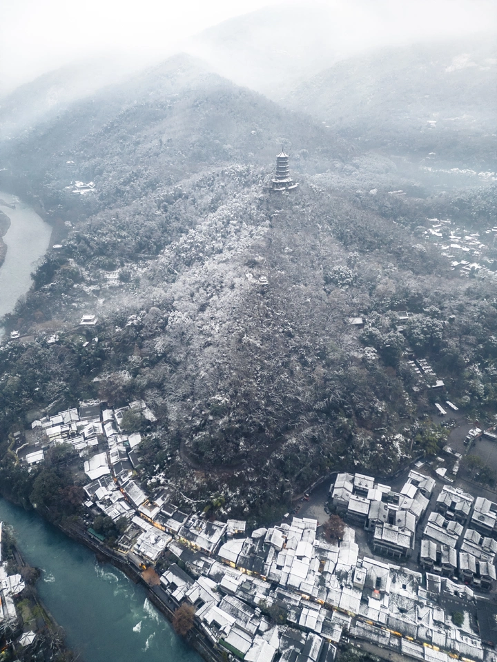 航拍雪中都江堰景区