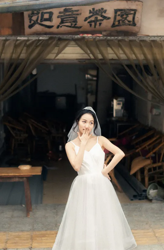 新娘穿着一件白色婚纱