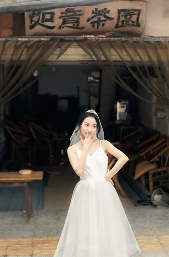 新娘穿着一件白色婚纱