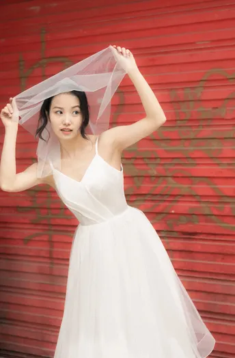 一位穿着白色婚纱头戴面纱的女士