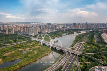 河上的桥的空中视角