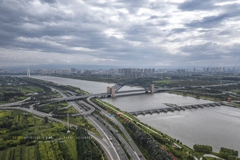 河上的桥的空中视角