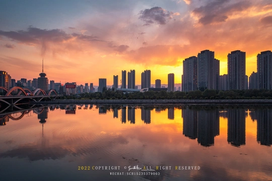 前景中的城市的美丽日落天际线