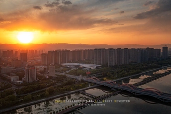 夕阳西下 城市披上金色的外衣。