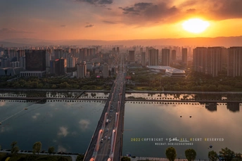 夕阳下 城市的轮廓线被落日映照。