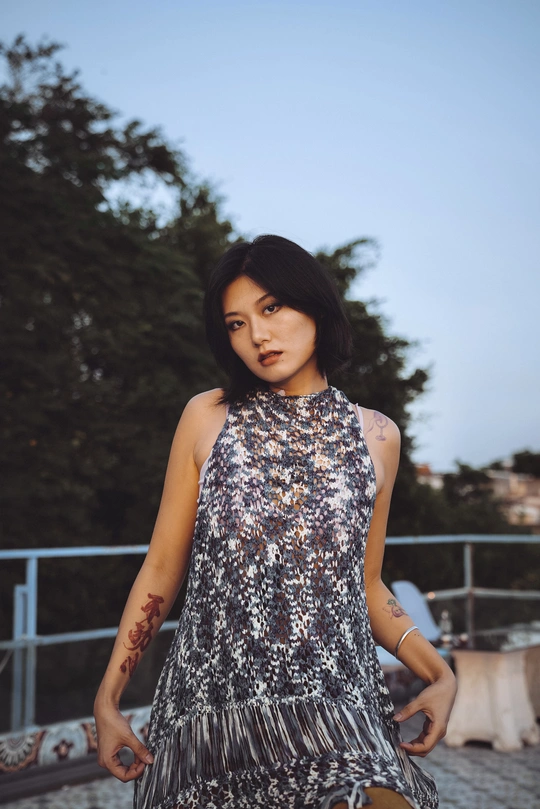 一位穿着连衣裙的年轻女子站在模特前面