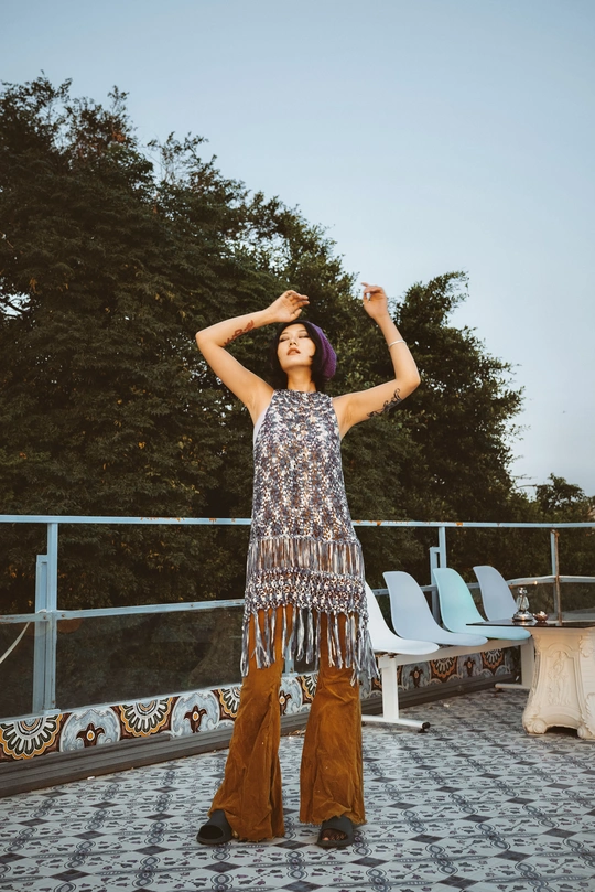 一位戴帽子的年轻女子双手背后站立