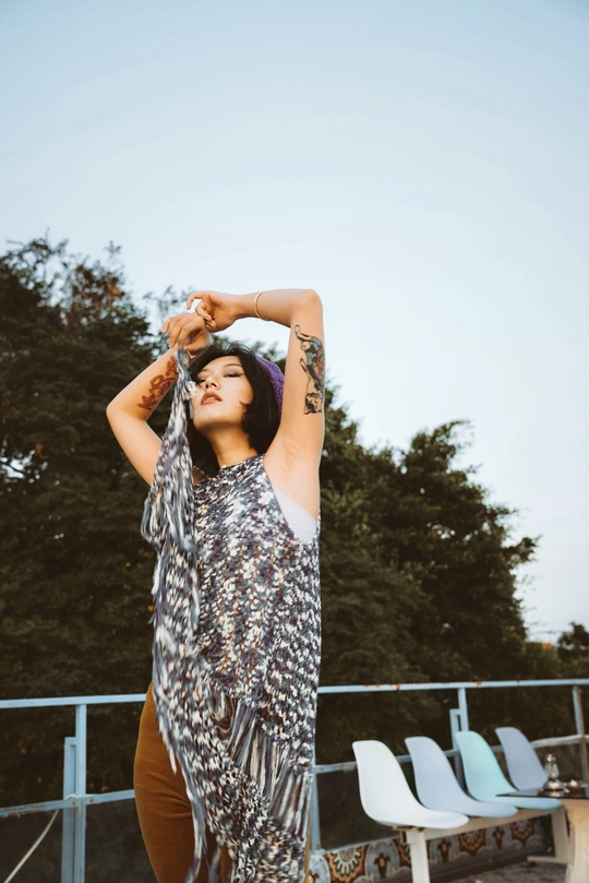 一位穿着连衣裙的年轻女子双手举过头顶